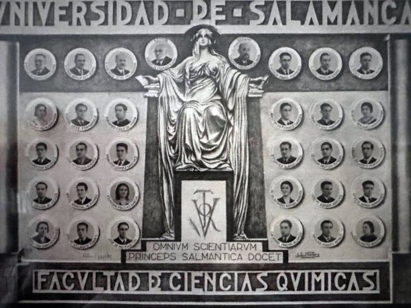 Orla Facultad Ciencias Químicas Salamanca con traje académico y birrete licenciado - Sastrería Barragán