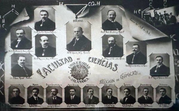 "Orla Universitaria, 1982 – Toga y medalla catedrático"