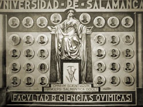 Facultad de Ciencias Químicas, Universidad de Salamanca – Traje académico y birrete de licenciado, según la tradición universitaria.